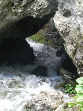 Cascate sopra i ruderi di Malga Pradidali (46597 bytes)